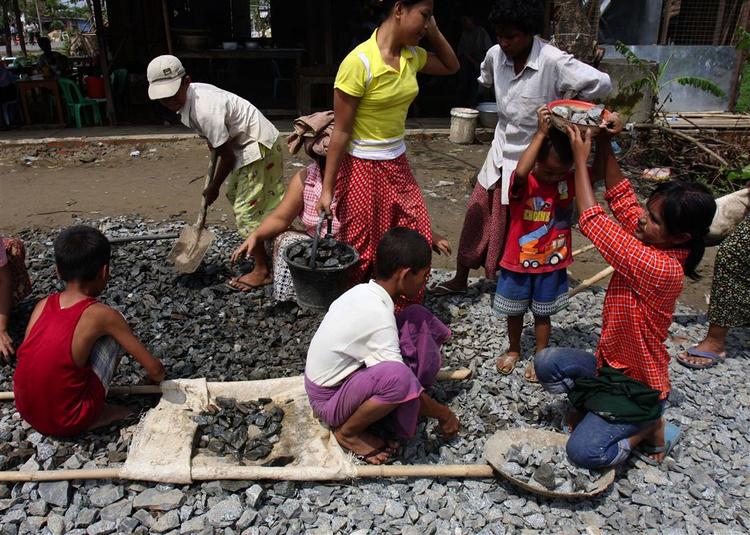 Myanmarer i gang med at genopbygge en vej i Yangon. 