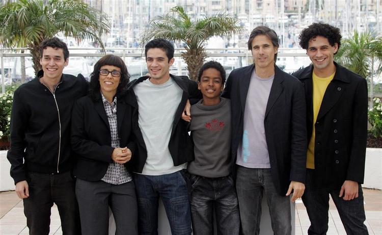 De fire drenge fra 'Linha de Passe' sammen med instruktørerne Daniela Thomas (nr. 2 fra venstre) og Walter Salles (nr. 2 fra højre). 