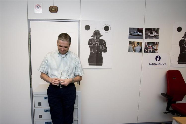 Ronald Adriaenssens er meget svagtseende. Ved hans side en af de skydeskiver, han har skudt til måls på. Poto: Erik Luntang/EUP-IMAGES 