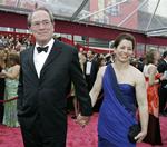 Tommy Lee Jones ses her ved Oscar-ceremonien sammen med hustruen Dawn i februar i år. Arkivfoto. 