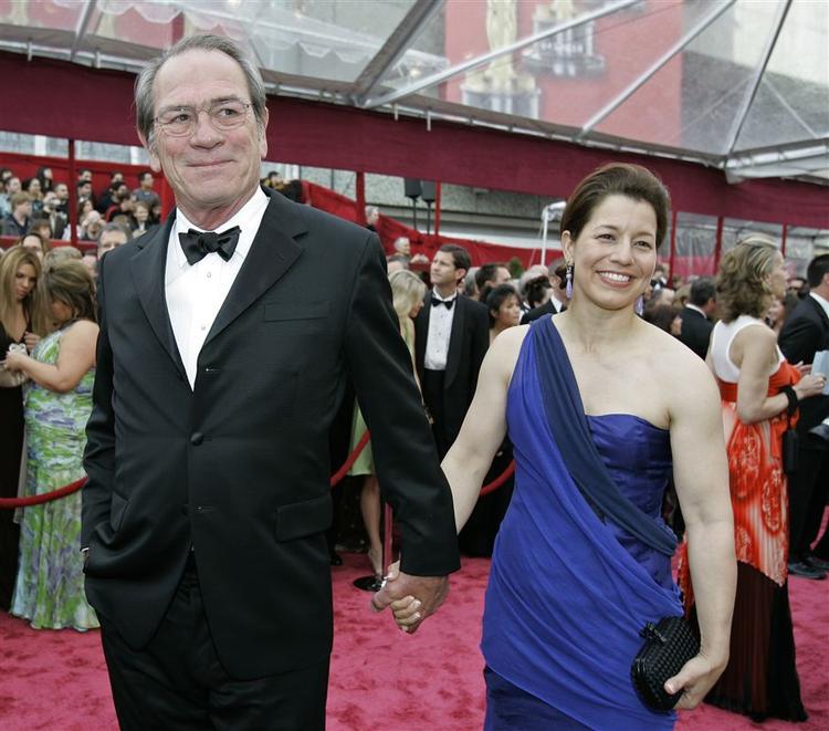 Tommy Lee Jones ses her ved Oscar-ceremonien sammen med hustruen Dawn i februar i år. Arkivfoto. 
