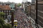 Kort efter 'Copenhagen Marathon' blev skudt i gang var gaderne omkring Rådhuspladsen fyldt med løbere. 