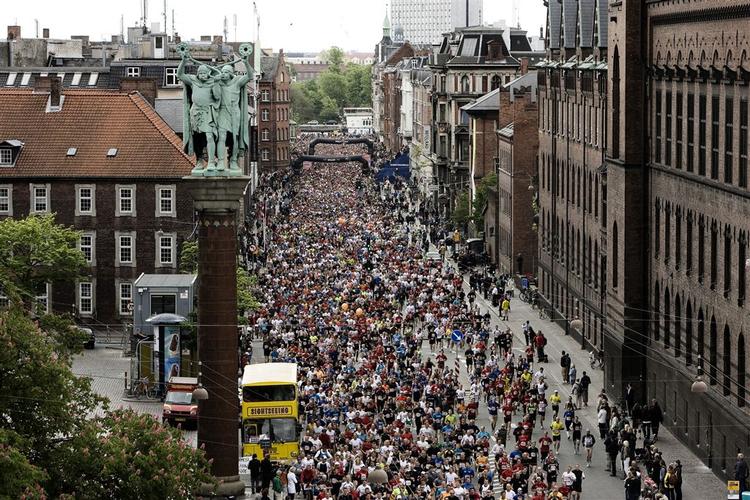 Kort efter 'Copenhagen Marathon' blev skudt i gang var gaderne omkring Rådhuspladsen fyldt med løbere. 