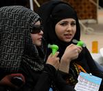 Kvinder forsøger at køle sig lidt ned foran et valglokale for kvindelige vælgere i Kuwait. Det lykkedes ikke, at få en kvinde i parlamentet. 
