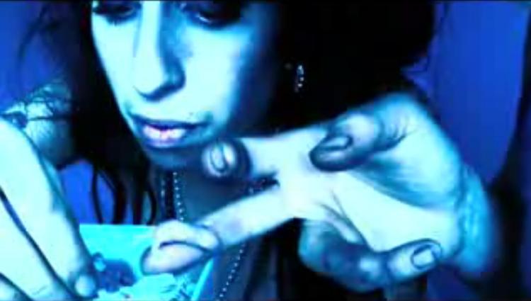 Sørgeligt eller ej, så ser Amy Winehouse og Pete Doherty ud til at hygge sig gevaldigt i den 2 minutter lange video, de har lagt ud af sig selv og 30 bitte små mus. Skærmdump fra youtube. 