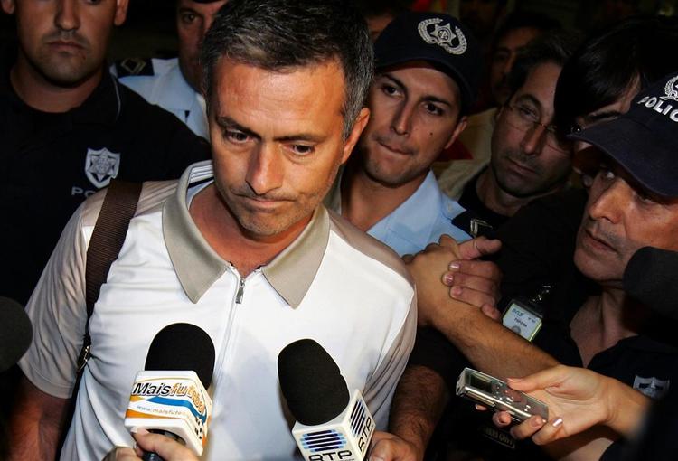 Jose Mourinho regner med at have nyt job inden for en måned. Arkivfoto. 