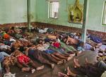 Her er det udmattede folk, der hviler sig i et buddhistisk tempel i Yangon efter de seneste ugers trængsler. Trængsler, som man kan købe billeder af længere nede ad vejen. Juntaen i Myanmar forsøger at skjule landets tilstand for indbyggerne. Derfor går salget af  piratvideoer af ødelæggelserne som varmt brød. Arkivfoto. 