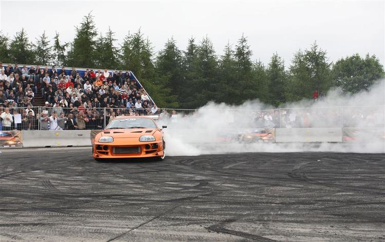Fuld knald på motoren og riv så i rattet. Så går den voldsomme Toyota Supra sidelæns i Drift Challenge-konkurrencen på ’Danmarks Hurtigste Bil’-stævnet. 