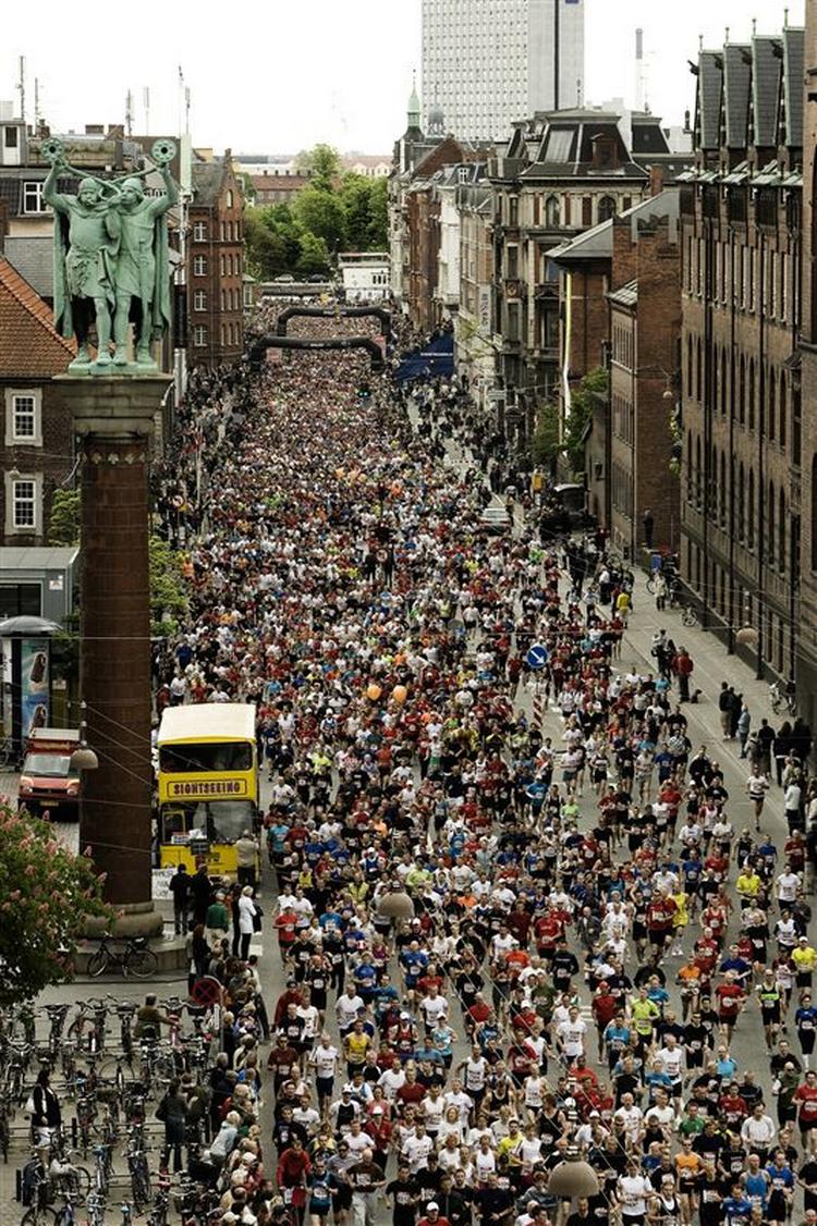 Årtes maraton har nok givet deltagerne mælkesyre i benene, men ingen ulykker eller store uheld på den 42,195 kilometer lange rute. 
