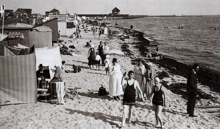 Strandliv. Kjeld Hansen fremhæver, at især landvindingen efter 1940 har været brutal og ødelæggende for Danmarks natur, mens mange af de ældre landvindinger gav plads til både agerland, ny natur og nye rekreative muligheder for befolkningen. Her udfolder strandlivet sig livligt ved Østersøen på ydersiden af Lollands 62 kilometer lange syddige fra 1878. Foto: Fra bogen/Markersen &amp; Søn 