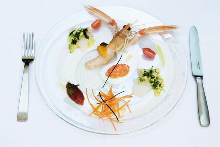 Danskerne skal spise meget mere fisk fra Middelhavet, mener Era Oras restaurantchef Alessandro Jacoponi, som står bag den nye fiskerestaurant 'Acqua Marina'. Her er det jomfruhummer til forret. 