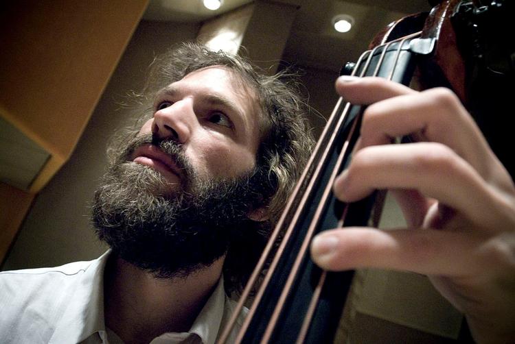 Jonas Westergaards musik udvikler sig i en fuldkommen organisk proces, der på intet tidspunkt tillader den at skride ud. 