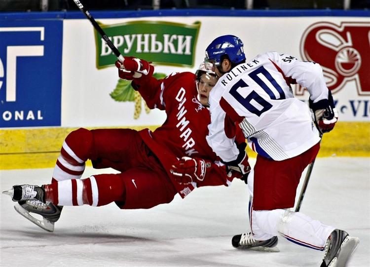 Lars Eller (i rødt) og resten af landsholdet skal møde Tjekkiet igen ved VM 2009, hvor der også skal krydses klinger med Norge og Finland. 