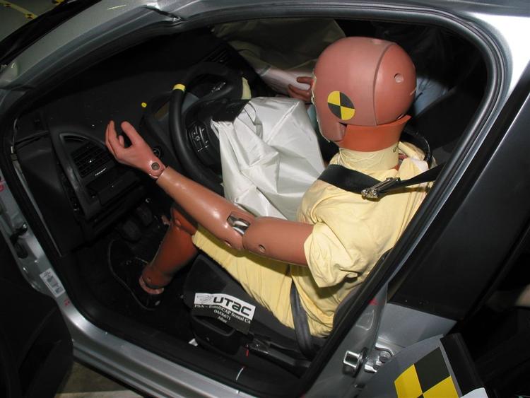 Kønnet på denne crashtest-dummy kendes ikke, men det er formentlig en mand. Og det er til skade for kvindelige bilister. Foto: Euro NCAP 