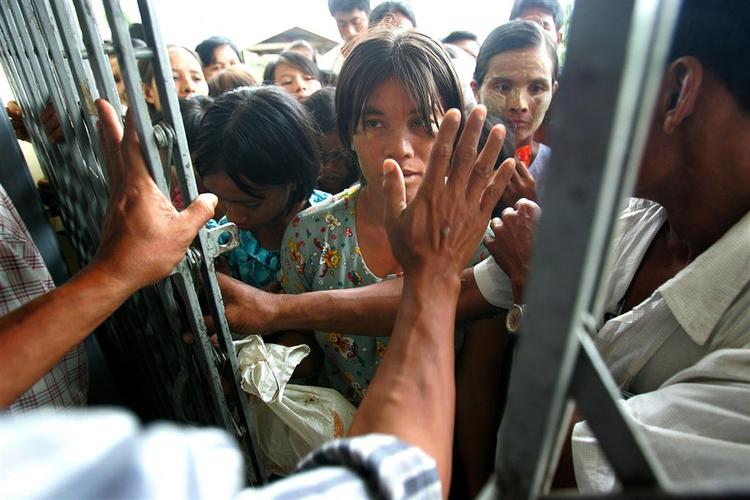 Ofre for cyklonen Nargis i hovedbyen Yangon bliver kontrolleret i køen, hvor de venter på at få hjælp. 