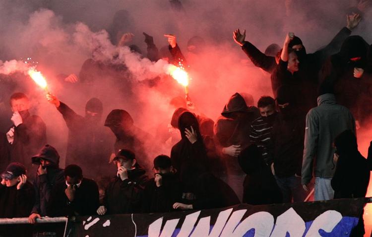 Ni fans blev anholdt i forbindelse med gårsdagens kamp mellem Brøndby og FCK. Her ses FCK's uofficielle fans under fyrværkeriaktionen, som i dag får DBU på banen. 