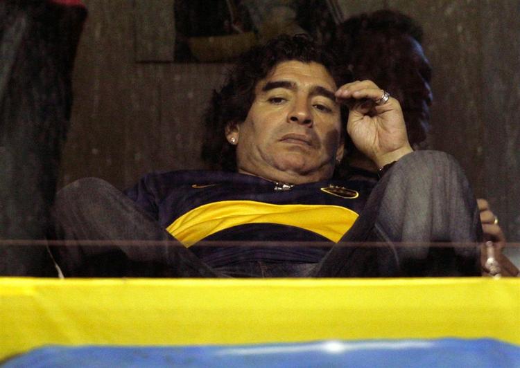 Maradona fotograferet ved en fodboldkamp tidligere i år. I morgen skaber han kaos i Cannes, når han møder op til premieren på en ny dokumentarfilm om ham. 