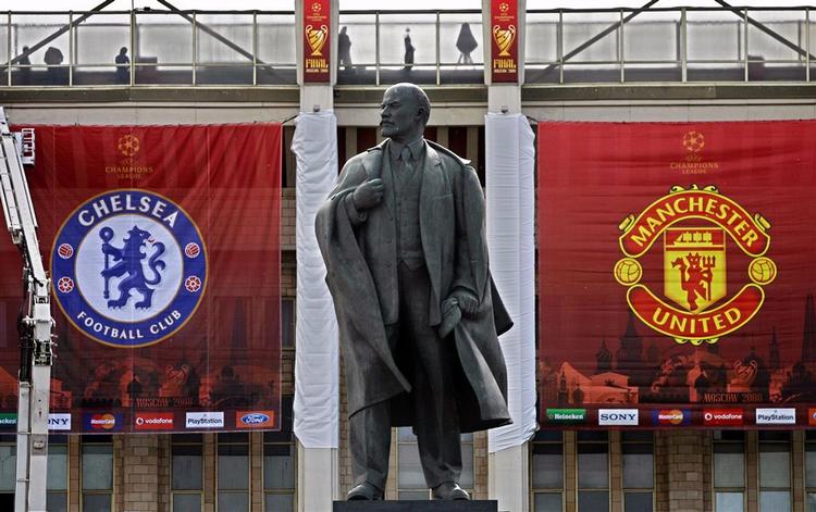 Foran Luzhniki Stadion i Moksva tårner en statue af Sovjets grundlægger Lenin sig stadig op. 
