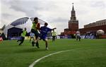 I disse dag spiller moskovitterne fodbold på Den Røde Plads i anledning af Champions League-finalen på onsdag. 