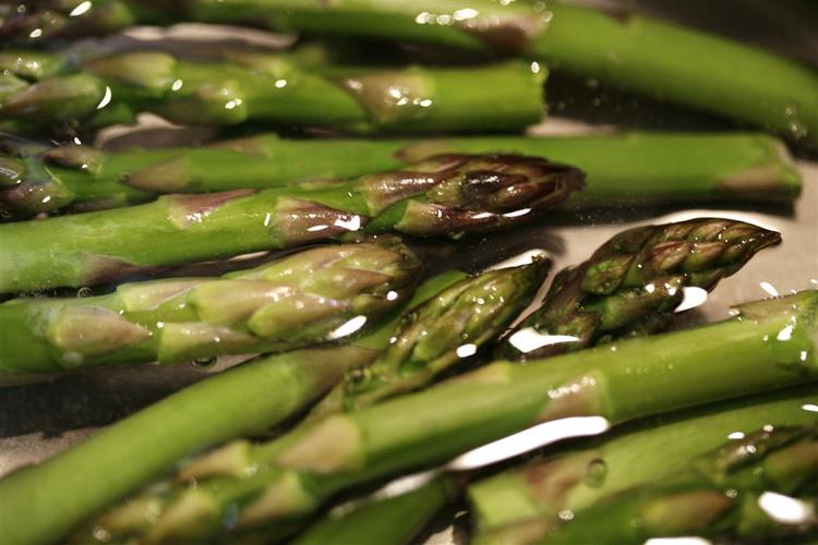 Ikke alene ser asparges lækre ud, de smager også godt og tilfører ekstra mange kostfibre til din mad. 