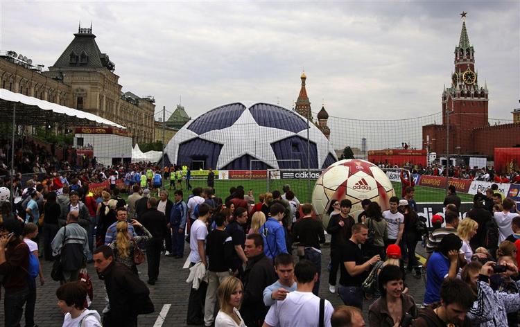 Moskva står i Champion League-finalens tegn. På Den Røde Plads er der etableret en fodboldbane, og alle taler fodbold. 