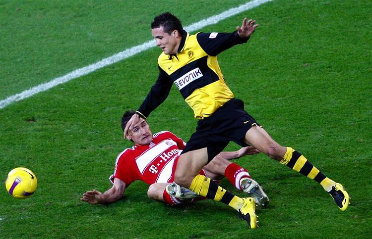 Degen (i sort og gult) er vant til at spille mod store stjerner hver uge. Her er han i nærkamp med Bayern Münchens VM-topscorer Miroslav Klose. 