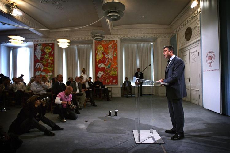 »Jeg har fuld tillid til Lars Løkke Rasmussen som finansminister. Han er en meget dygtig politiker, som har haft ansvaret for meget betydelige politiske reformer«, siger Fogh. 