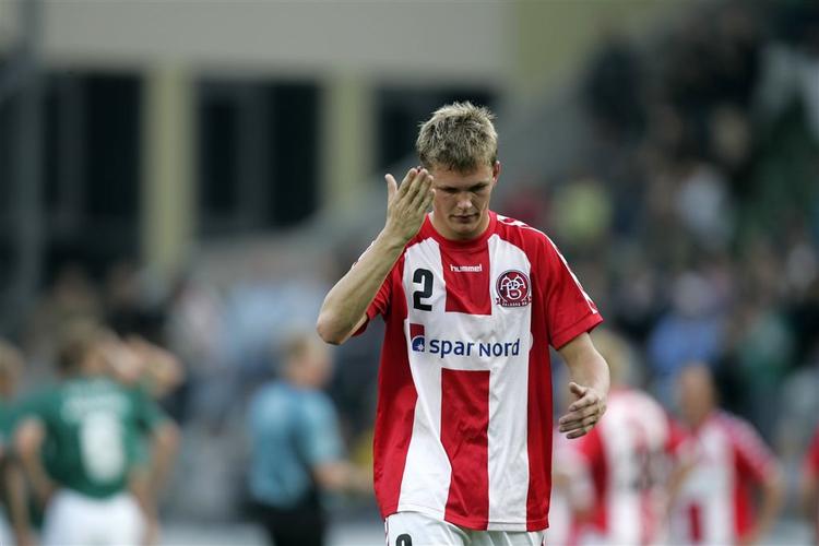 Landsholdet er et springbræt væk fra AaB, så Michael Jakobsen kunne ligne en spiller på vej væk. 