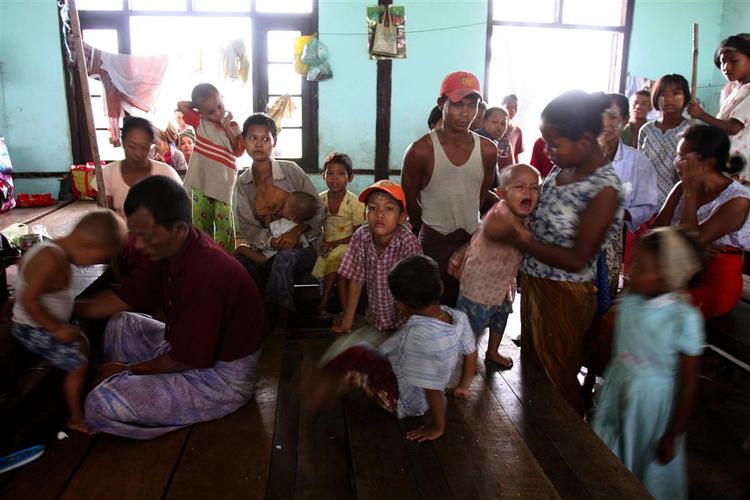En gruppe hjemløst i udkanten af Yangon. 