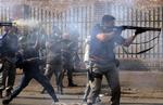 Politi affyrede i dag gummikugler mod vrede menneskemængder i en ghetto udenfor Johannesburg. 