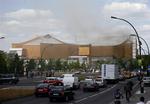 110 brandmænd kæmper med at slukke branden under og i taget på Berliner Philharmonien. 