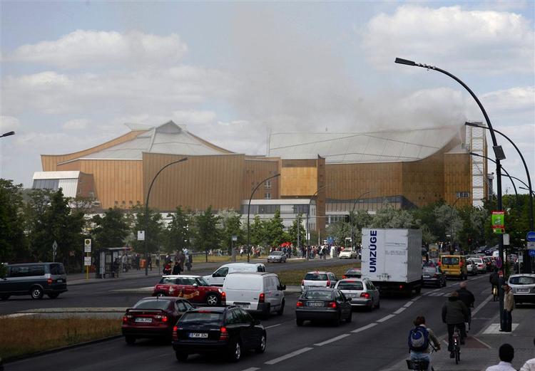110 brandmænd kæmper med at slukke branden under og i taget på Berliner Philharmonien. 