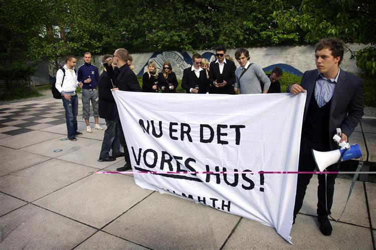 VU'ere fra Københavns havde bedyret, at de ville besætte det kommende ungdomshus på Dortheasvej. Met af alt var der tale om en stille happening. 