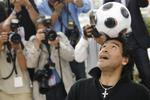 Diego Maradona ved dagens pressemøde i Cannes i anledning af en ny dokumentarfilm om ham. Han afviser, at han er Gud, men demonstrerer dog sin overjordiske omgang med bolden. 