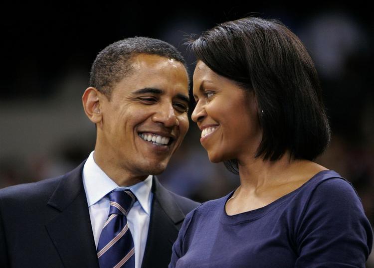 Barack Obama, der mere og mere ligner en demokratisk præsidentkandidat, advarer republikanerne mod at rette skytset mod konen, Michelle. 