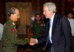 Juntastyrets premierminister Thein Sein mødtes med FN's humanitære chef, John Holmes. 