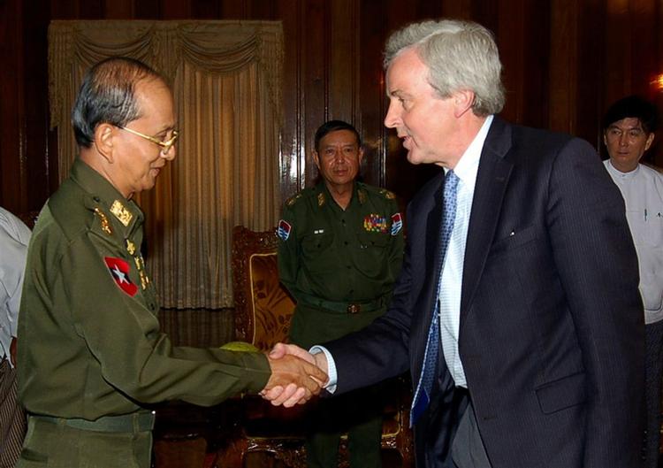 Juntastyrets premierminister Thein Sein mødtes med FN's humanitære chef, John Holmes. 