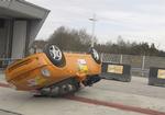 Her tager en Mini Cabriolet sig en væltetur. Bagsædepassagerer er dårligt beskyttet af en for lav styrtbøjle. Foto: ADAC 