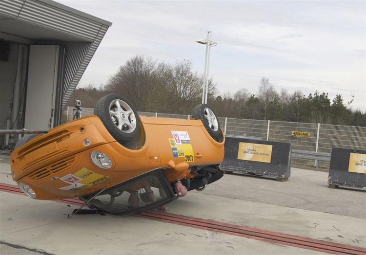 Her tager en Mini Cabriolet sig en væltetur. Bagsædepassagerer er dårligt beskyttet af en for lav styrtbøjle. Foto: ADAC 
