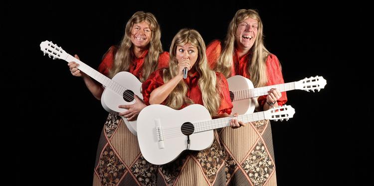 Publikum skal ikke forvente skarp satire eller ond komik. For Tivoli Varieté er et kærligt og venligt show, lover de tre stjerner. PR-foto. 