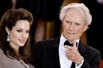 78-årige Clinton (th) is still going strong. Her flankeret af smukke Angelina Jolie. 