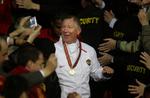 Manchester Uniteds træner, Alex Ferguson,  har netop modtaget sin medalje. Næste år går han efter The Triple: Mesterskabet, sejren i pokalturneringen og Champions League-titlen. 