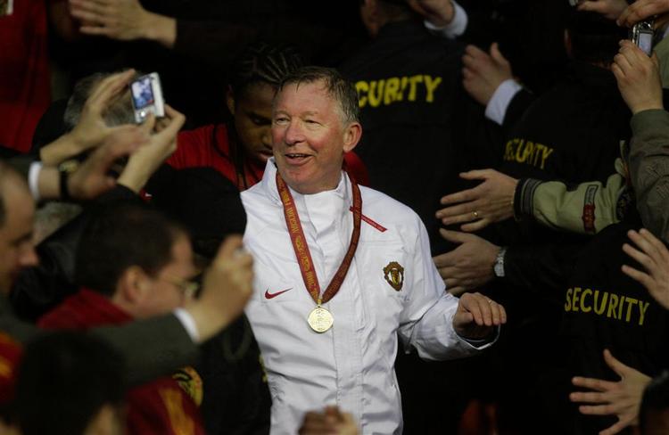 Manchester Uniteds træner, Alex Ferguson,  har netop modtaget sin medalje. Næste år går han efter The Triple: Mesterskabet, sejren i pokalturneringen og Champions League-titlen. 