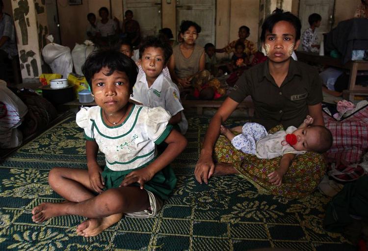 Hjemløse efter cyklonen Nargis har søgt tilflugt i et kloster i udkanten af hovedbyen Yangon. 
