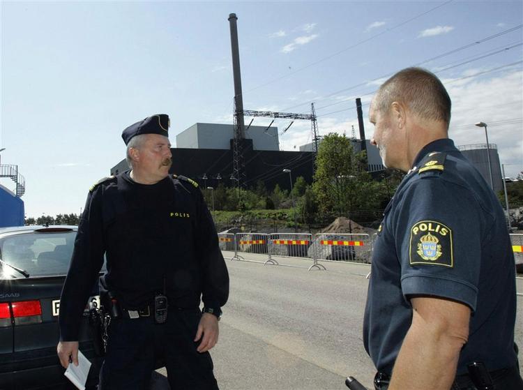 Svenske politibetjente foran Oskarshamn-værket. 