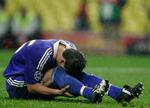 Sådan ser man ud, når man har brændt et afgørende straffespark i Champions League. Chelseas anfører John Terry er ikke langt fra at bide i græsset. 