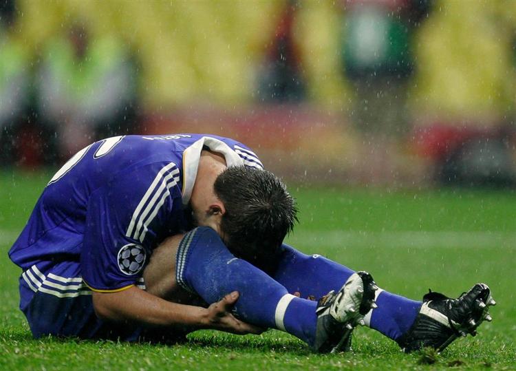 Sådan ser man ud, når man har brændt et afgørende straffespark i Champions League. Chelseas anfører John Terry er ikke langt fra at bide i græsset. 