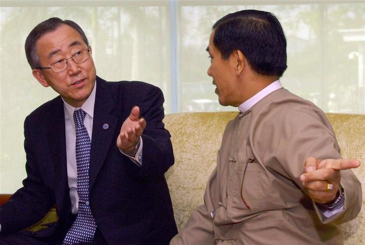 Generaksekretær Ban Ki-moon under et møde i dag med Myanmars udenrigsminister Nyan Win. 