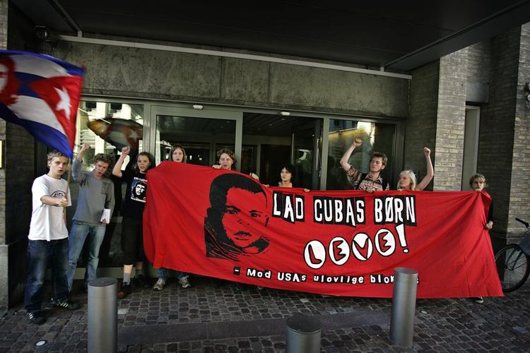 SUF under demonstration vendt mod handelsblokade af Cuba. 
