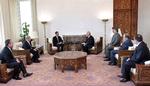 Den syriske præsident Bashar Assad ses her som nummer tre fra venstre under møde med delegation for syrisk-tyrkisk venskab i går. 